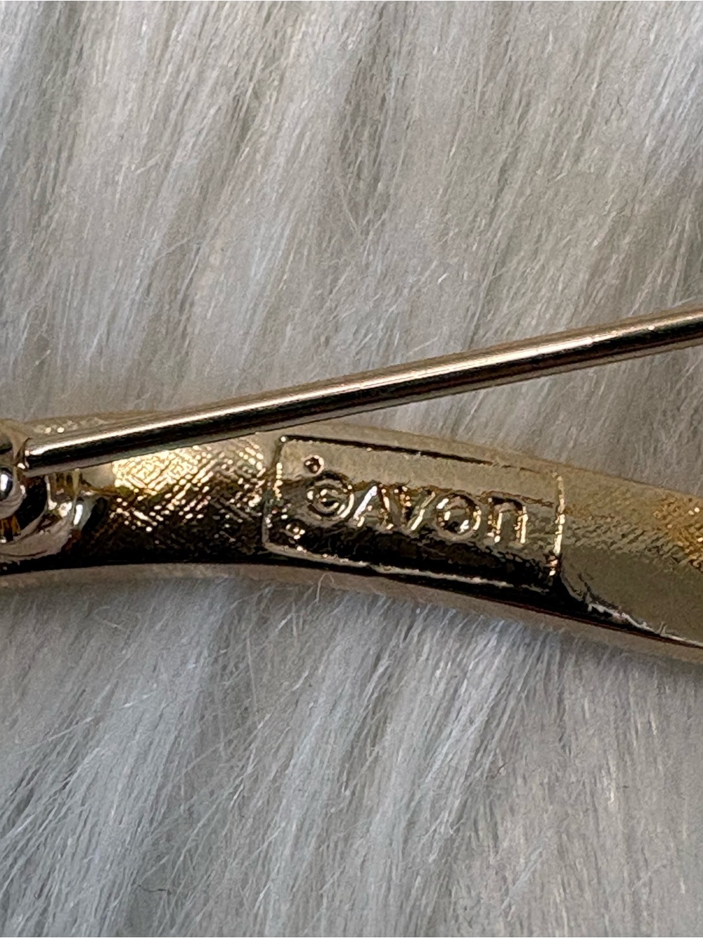 Avon Gold-Tone Sculptural Wave Brooch - Picture 3 of 5